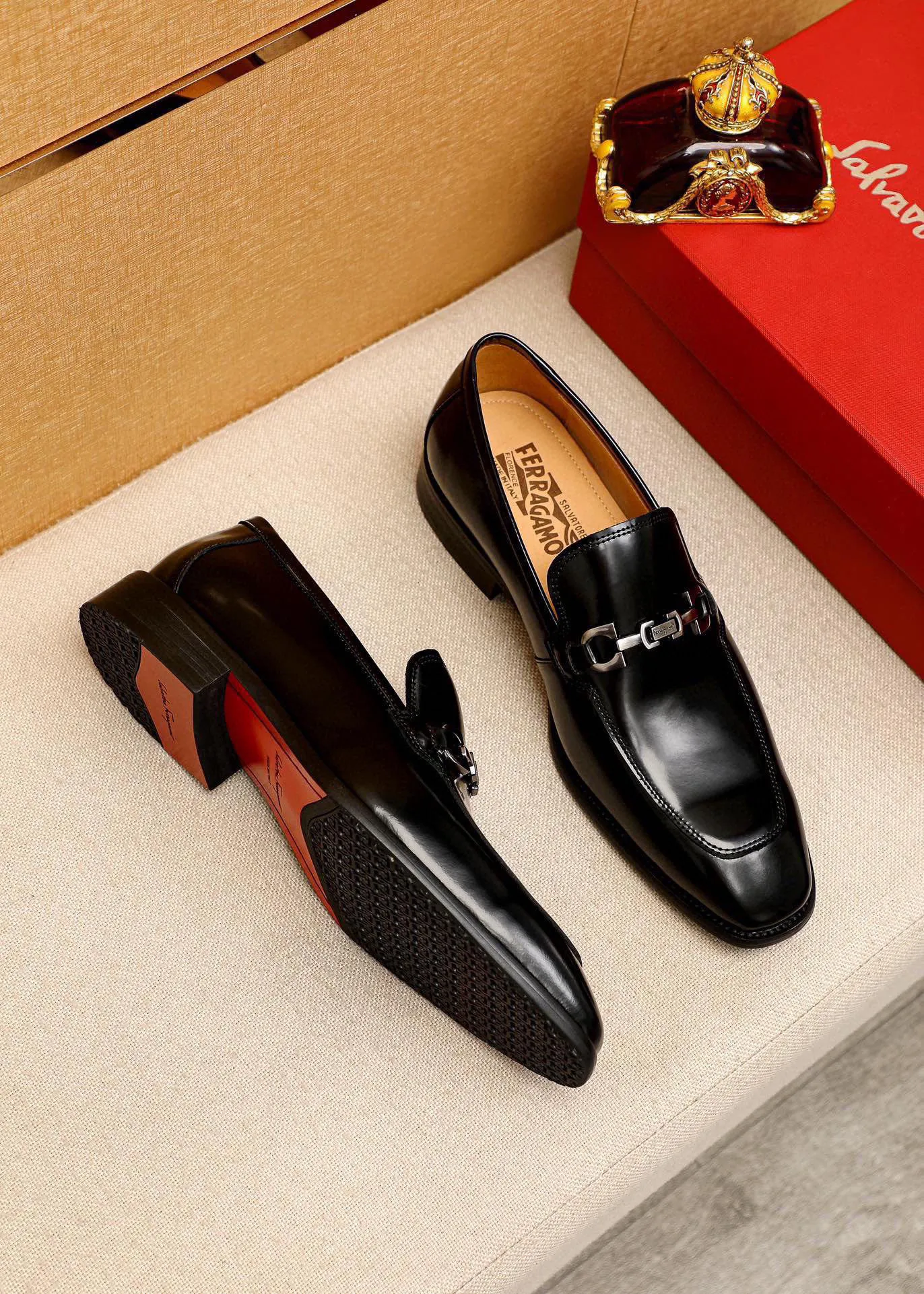Men's shoes 💰460 💐 Product trademark: Ferragamo "Ferragamo" casual leather shoes Regular size: 38-44 (custom-made for 45🉑️) Product materials: Selected imported first-layer open-edge beaded cowhide upper + original hardware buckle, imported water-dyed cowhide leather lining. Strong three-dimensional visual effect, combined outsole Color: 3⃣️colors available